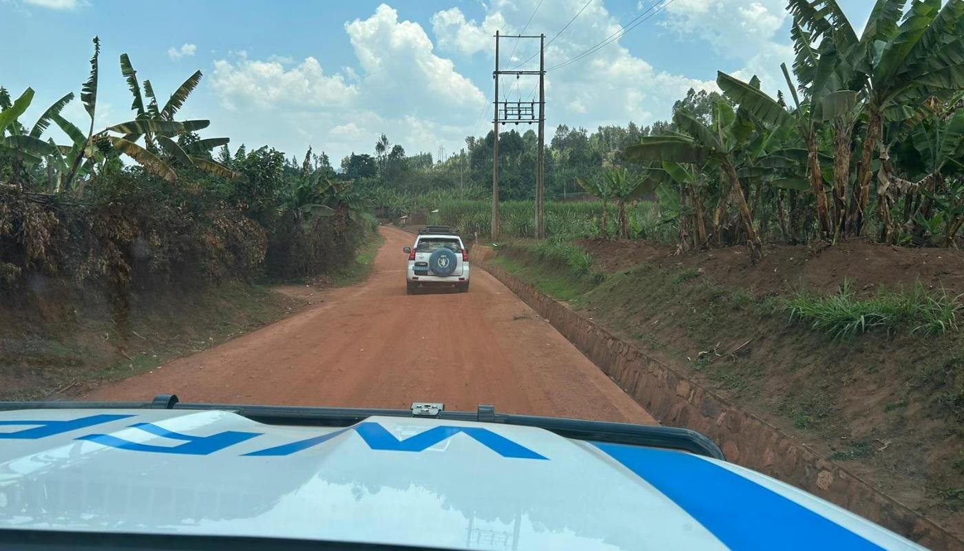 Ein Team des Bundesrechnungshofes ist im Rahmen des WFP-Mandats auf dem Weg in ein kleines Dorf in Burundi, Ostafrika. Quelle: Bundesrechnungshof.
