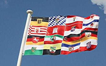Das Foto zeigt eine Flagge mit den Landeswappen der Bundesländer.Quelle: Hero/stock.adobe.com