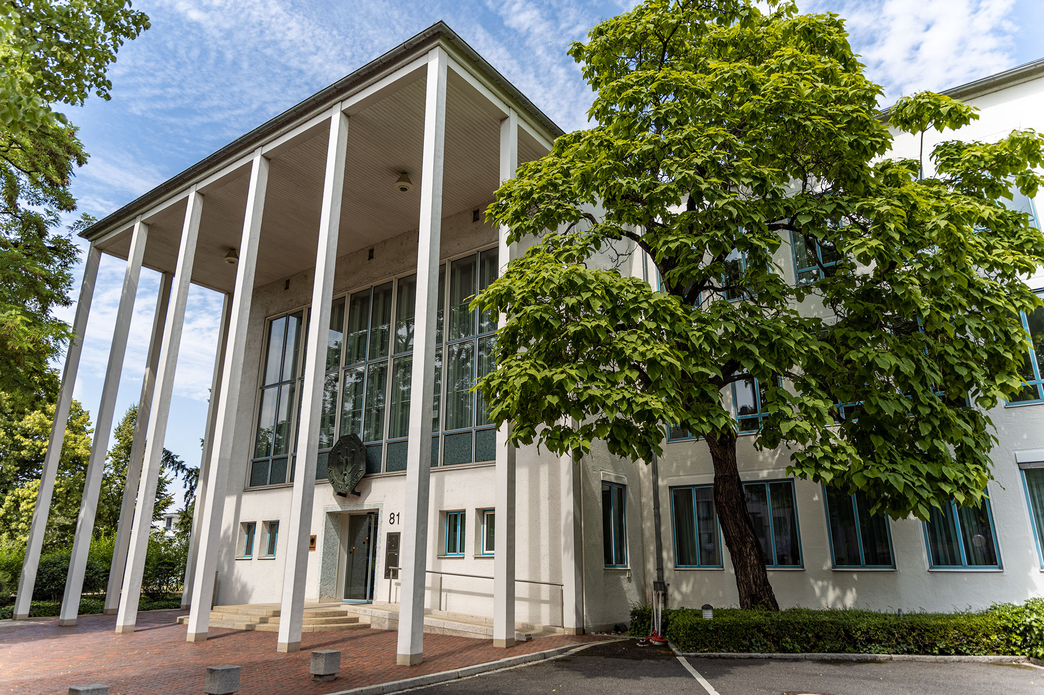 Das Foto zeigt Haupteingang des Bundesrechnungshofes in Bonn, Adenauerallee 81. Quelle: Nadine Normann, Fotografie & Design