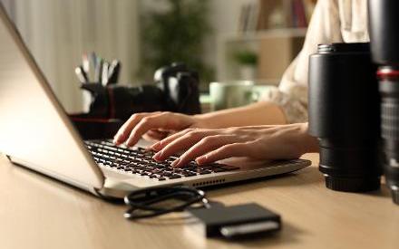 Das Bild zeigt eine Frau beim Tippen auf der Tastatur. Durch den Bildanschnitt sind lediglich ihr Laptop und Ihre Arme sowie Hände zu sehen. Quelle: PheelingsMedia/sotock.adobe.com