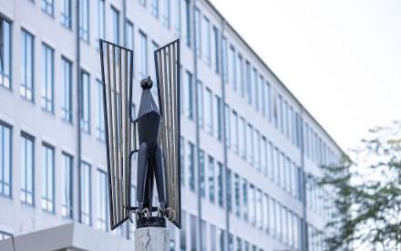 Ein Foto zeigt eine Skulptur des Bundesadlers auf der Liegenschaft des Bundesrechnungshofes in Bonn. Quelle: Nadine Normann, Fotografie & Design