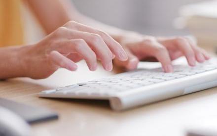 Ein Foto zeigt die Händer einer Person während des Schreibens auf einer Computer-Tastatur. Quelle: leungchopan/stock.adobe.com.