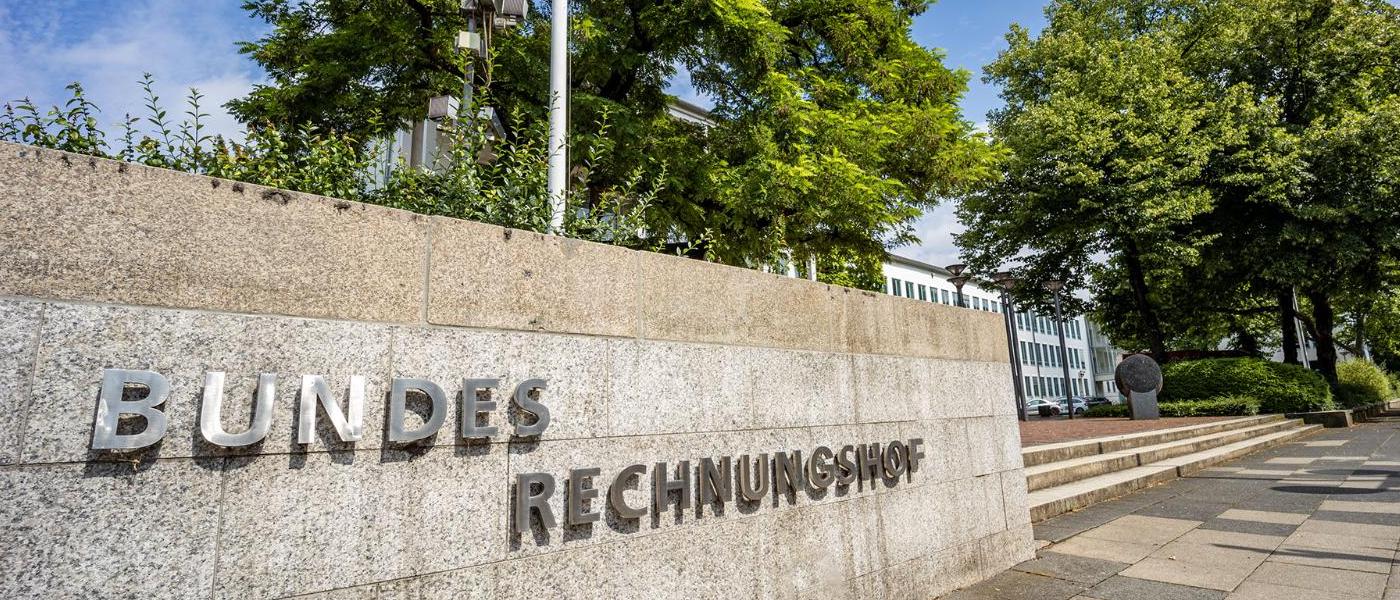 Das Foto zeigt eine Mauer mit dem Schriftzug "Bundesrechnungshof" am Haupteingang des Bundesrechnungshofes in Bonn. Quelle: Nadine Normann, Fotografie & Design